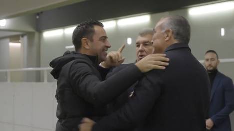 Barcelonas Präsident Joan Laporta umarmte Trainer Xavi nach dem 2:1-Sieg von Barca gegen Porto in der Champions League. Das Erreichen des Achtelfinales sorgte offensichtlich für große Erleichterung.