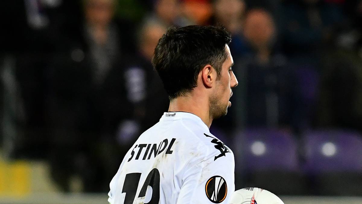 Doch noch vor dem Halbzeitpause erzielt Lars Stindl den Anschlusstreffer. In der zweiten Hälfte explodiert Gladbach, zwei weitere Stindl-Treffer und ein Christensen-Tor bringen das 4:2, den Achtelfinaleinzug und das größte Europapokalwunder der Vereinsgeschichte