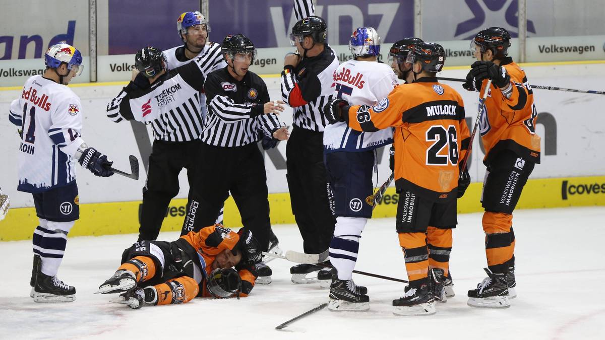 Als der Puck dann im Tor ist, legt Pinizzotto einen Faustschlag gegen Furchner (am Boden) nach. Wolfsburgs Sportdirektor Fliegauf wütet: "Das war gemeingefährlich! In meiner Mannschaft würde solch eine Type nicht spielen, nicht mal wenn er umsonst spielt, auch nicht mal, wenn er Geld mitbrächte"