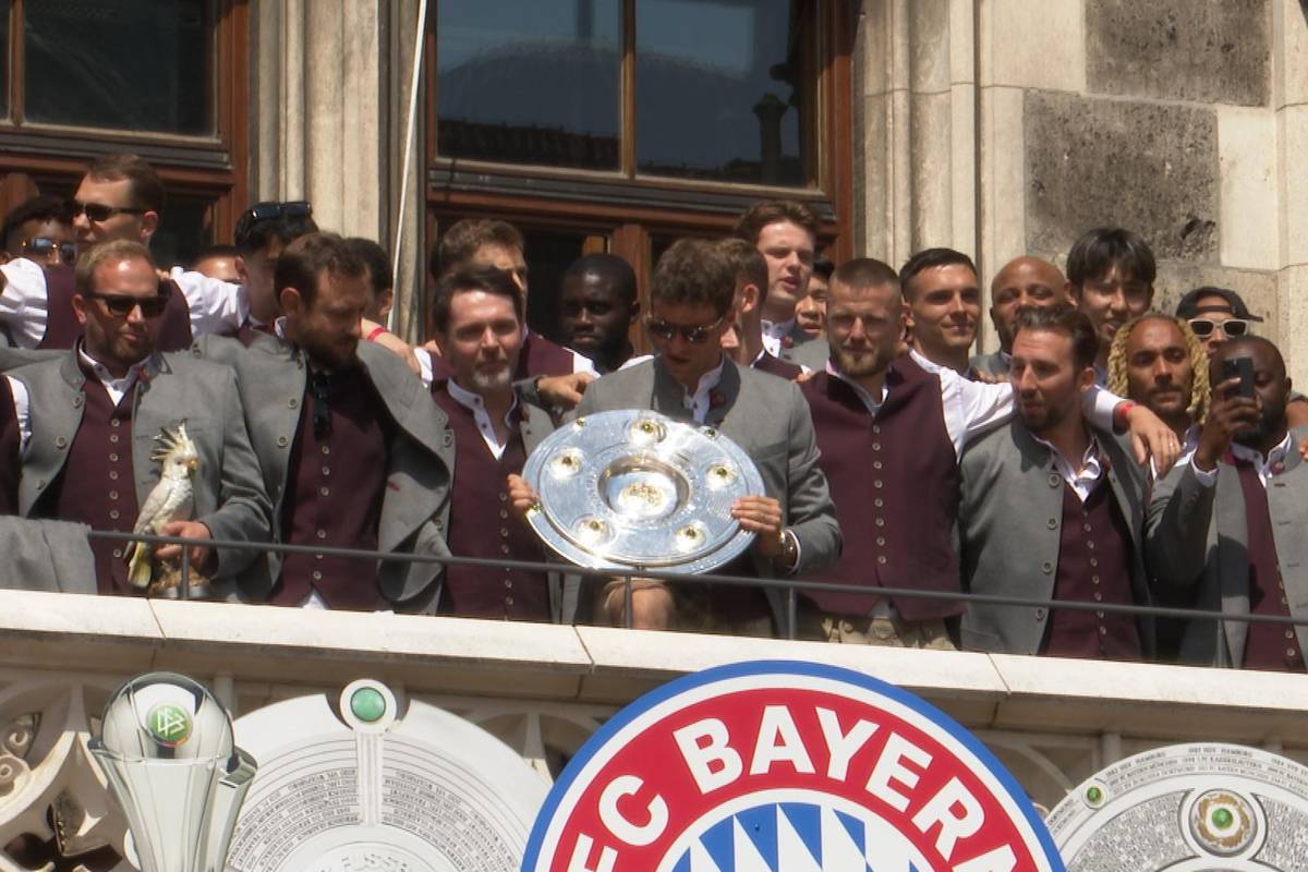 Unter tosenden Jubel der Bayern-Fans am Marienplatz präsentiert Thomas Müller seine letzte Meisterschale als Spieler des Rekordmeisters.