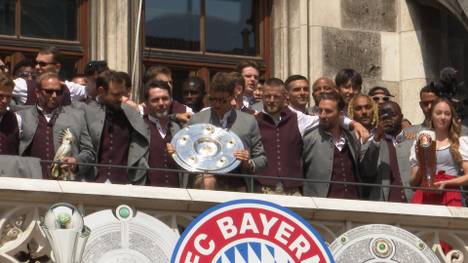 Unter tosenden Jubel der Bayern-Fans am Marienplatz präsentiert Thomas Müller seine letzte Meisterschale als Spieler des Rekordmeisters.