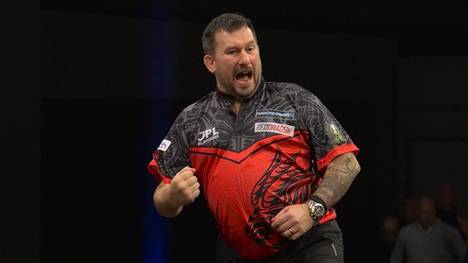 Jonny Clayton gewinnt sein Viertelfinale der Premier League of Darts gegen Michael van Gerwen deutlich und check den Big Fish zum Match.