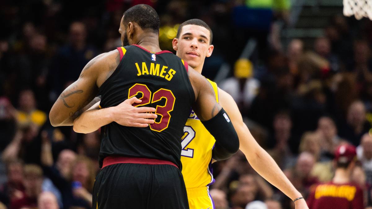 Am Ende machen die Los Angeles Lakers das Rennen um den viermaligen MVP. Dieser wird damit Teamkollege von Lakers-Spielmacher Lonzo Ball (Bild). Bei den Lakers unterschreibt James einen Vierjahresvertrag, der ihm insgesamt 154 Millionen Dollar einbringt 