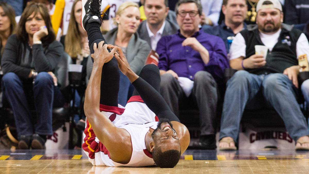 Zu Gast sind die Miami Heat, die früh einen schweren Rückschlag hinnehmen müssen. Dwyane Wade verletzt sich am Knie und muss in die Kabine gebracht werden