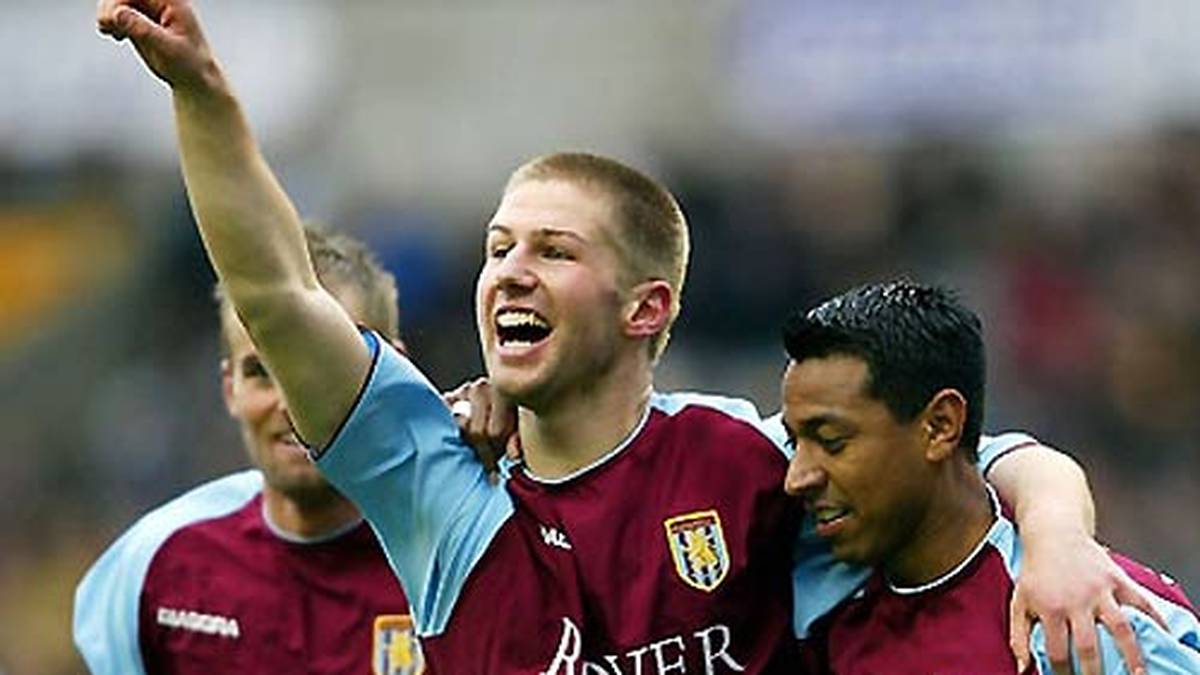 Den gebürtigen Münchner zieht es schon bald nach England in die Premier League. Als 18-Jähriger verlässt er den FC Bayern in Richtung Birmingham, bei Aston Villa spielt sich Hitzlsperger (M.) nach kleinen Anlaufschwierigkeiten in die Startelf und erzielt in insgesamt 99 Spielen acht Tore