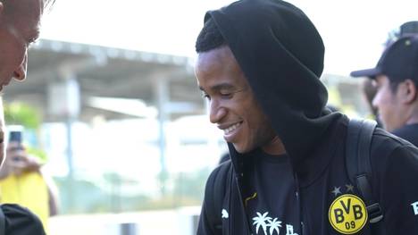 Der Borussia Dortmund ist für seine USA-Tour in San Diego gelandet. Bei der Ankunft werden fleißig Autogramme verteilt. 