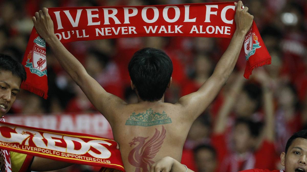 Liverpool hat gleich mehrere Elemente mit starker Symbolkraft im Vereinwappen, mit denen der Klub an die emotionale Geschichte des Vereins erinnert. Zwei Flammen und der Spruch "You'll never walk alone" erinnern an die Hillborough-Katastrophe von 1989. Bei der Massenpanik im FA Cup Halbfinale zwischen Liverpool und Nottingham Forest kamen 96 Menschen ums Leben  