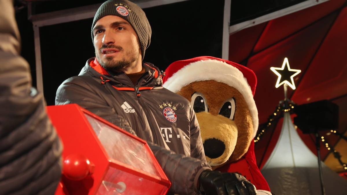 Hummels stellt sich neben Bayern-Maskottchen Bernie