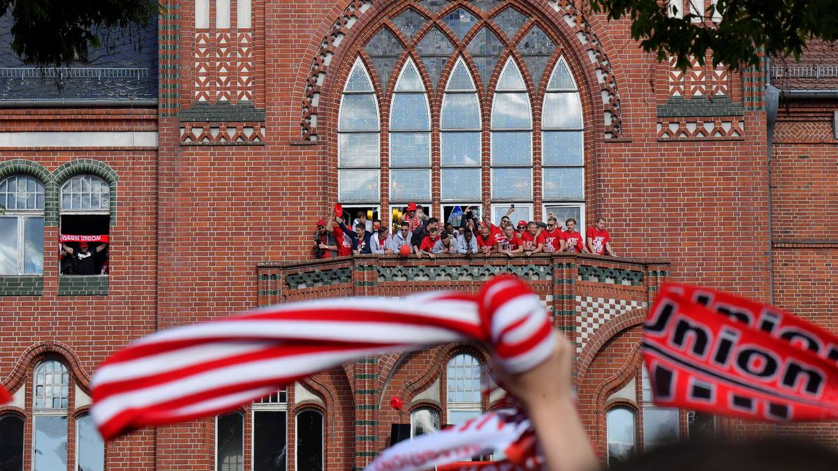Nach der Ankunft auf der Viktoria in der Heimat stattet der Union-Tross auch dem Rathaus in Köpenick noch einen Besuch ab. Im Anschluss geht es in Stadion, wo die Mannschaft den Partymarathon gemeinsam mit den Fans ausklingen lässt