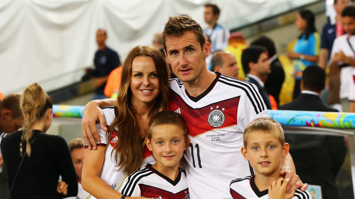 Schließlich verkündet Klose am 1.11. seinen Rücktritt als Profi-Fußballer. Damit hat der 38-Jährige nun mehr Zeit für Frau Sylwia und seine beiden Söhne