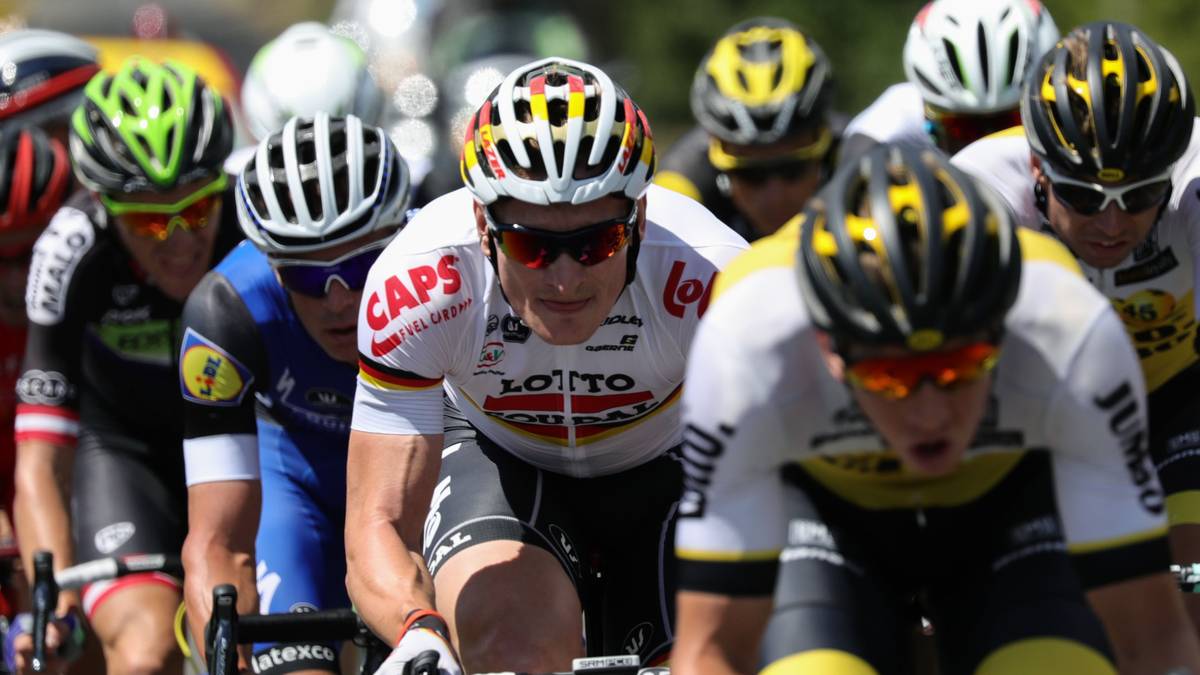 Nach dem scharfen Start dauert es nicht lange, bis sich erste Ausreißergruppen formieren. 15 Fahrer haben sich derzeit vom Hauptfeld abgesetzt. Unter ihnen befindet sich auch der deutsche Topsprinter André Greipel...