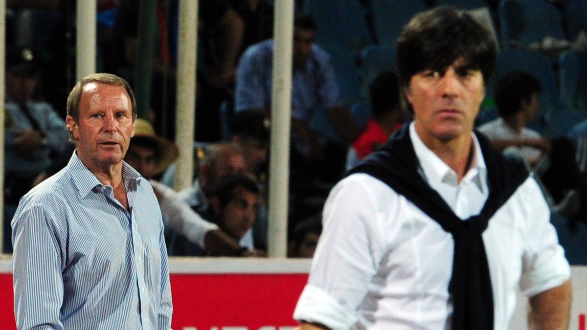 Und Joachim Löw muss hoffen, dass das kein schlechtes Omen für ihn ist. Denn damals scheiterte Berti Vogts krachend am versprochenen Neuaufbau - und nahm nach nur zwei Spielen seinen Hut. SPORT1 blickt zurück