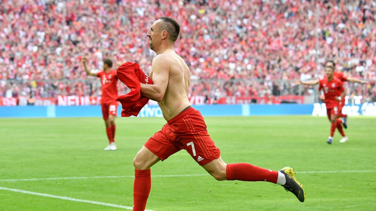 Ribéry reißt sich das Trikot vom Leib,...