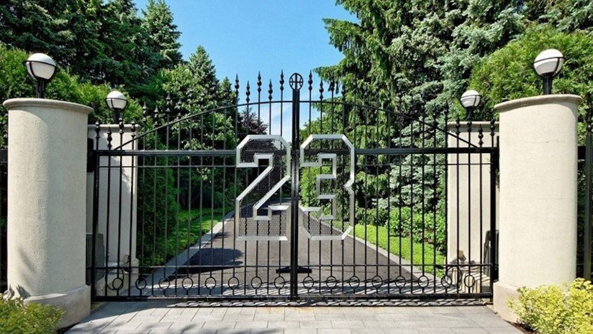 MICHAEL JORDAN: Die langjährige Residenz des NBA-GOATS in Chicago steht dagegen schon seit längerem zum Verkauf. Das Anwesen ist überwältigend, das Innere luxuriös - und voller Spuren des legendären Sportlers. Am Eingangstor hat er seine legendäre "23" anbringen lassen