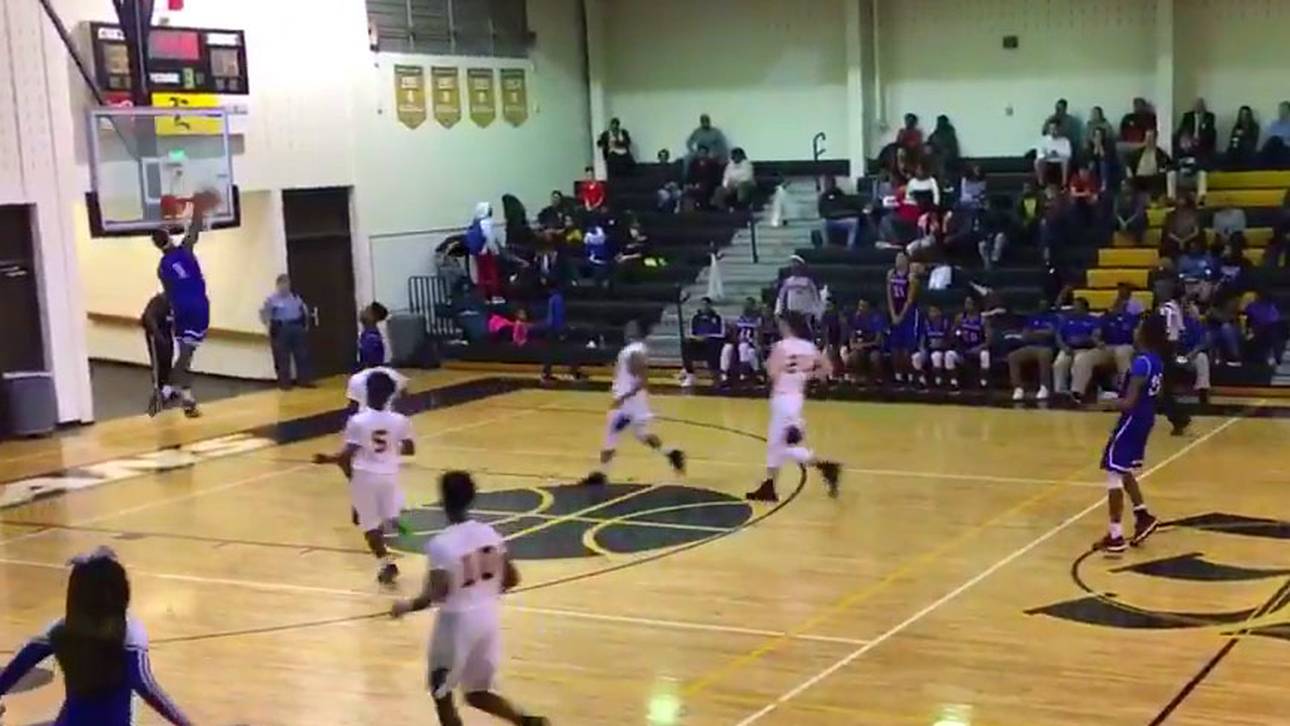 High-School-Spieler zerstört Korb