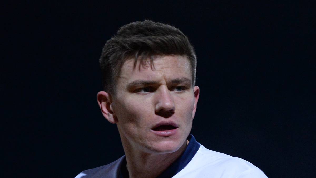 SHAUN HUTCHINSON: Mit diesem dicken Ende rechnet man bei so einer alltäglichen Verrichtung nicht unbedingt: Shaun Hutchinson vom FC Millwall hat sich beim Rausbringen des Mülls böse verletzt