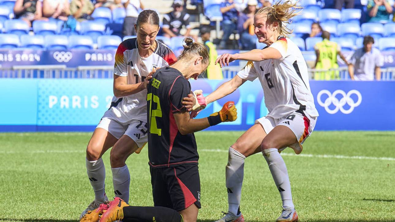 Ann-Katrin Berger wird nach ihrem gehaltenen Elfmeter von ihren Mitspielerinnen gefeiert