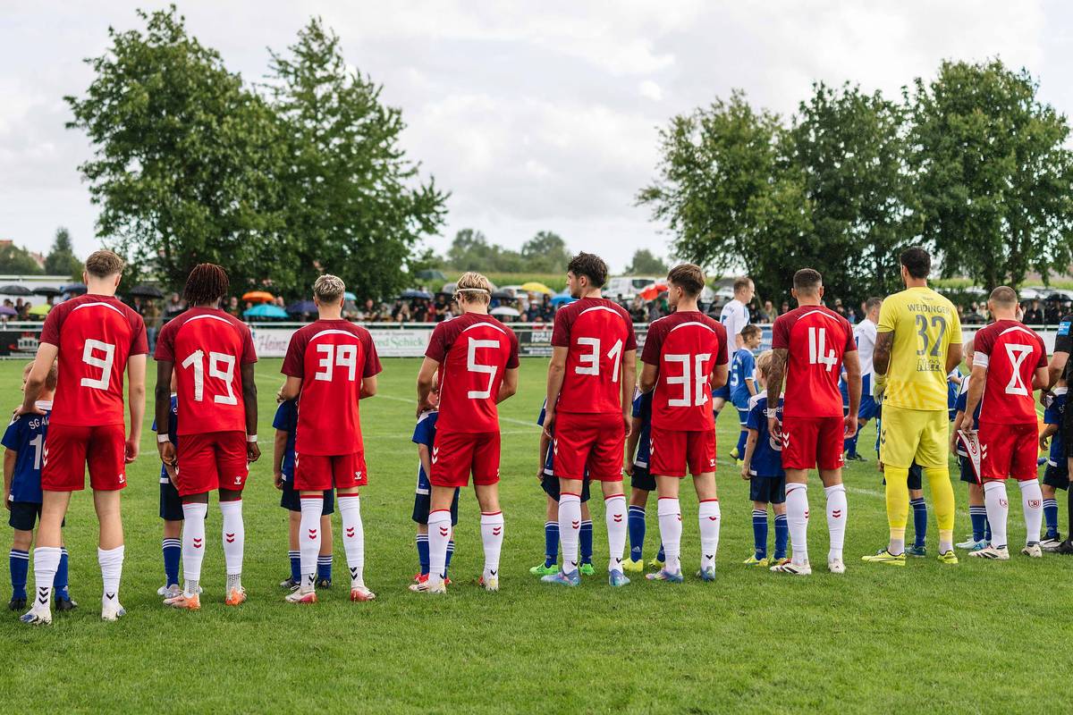 Als der SSV Jahn Regensburg im Toto-Pokal auf die SG Alerheim trifft, muss der Jahn improvisieren. Da sich die Trikots zu sehr ähneln, spielt der Gast mit selbst beklebten Aufwärmshirts.
