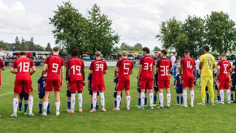 Als der SSV Jahn Regensburg im Toto-Pokal auf die SG Alerheim trifft, muss der Jahn improvisieren. Da sich die Trikots zu sehr ähneln, spielt der Gast mit selbst beklebten Aufwärmshirts.