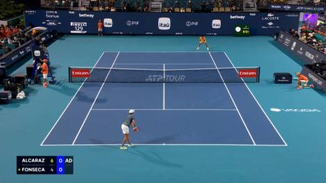 Beim ATP-Masters-Turnier in Miami schlägt der Weltranglistenerste Carlos Alcaraz das brasilianische Top-Talent Joao Fonseca und trifft nun in Runde 3 auf den US-Amerikaner Sebastian Korda. 