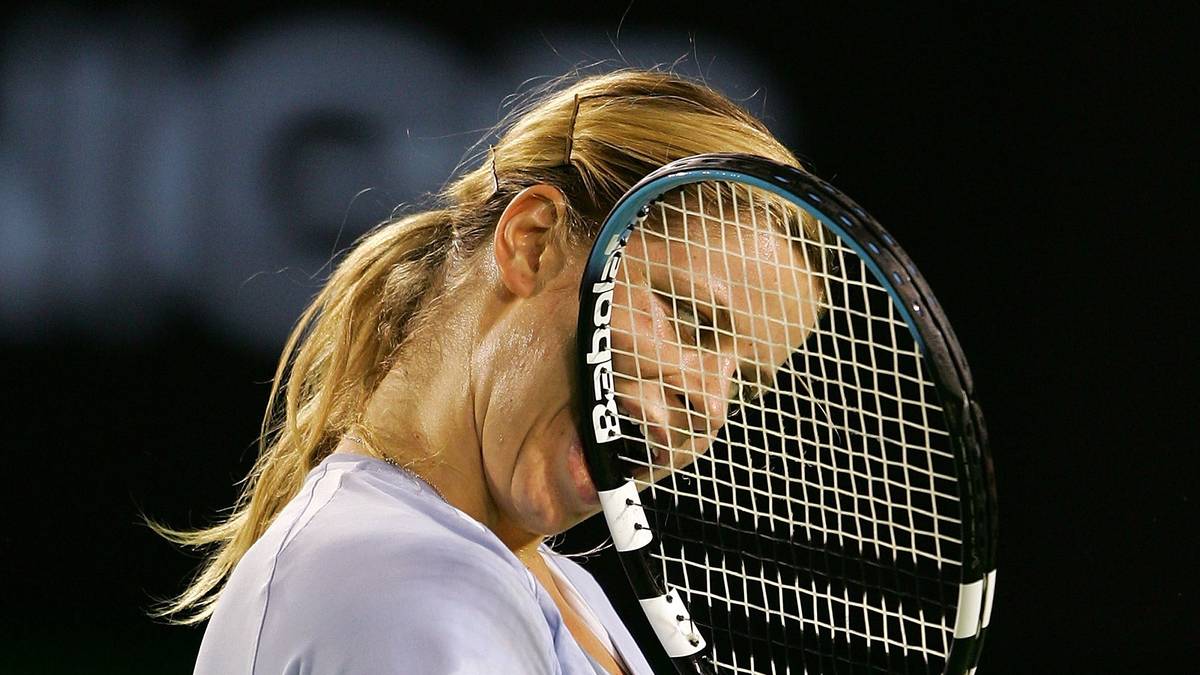 KIM CLIJSTERS: Eine Verletzung zum In-den-Schläger-Beißen: Kim Clijsters muss 2011 wegen einer Knöchelverletzung um die Teilnahme an den French Open bangen - zugezogen auf der Hochzeit ihres Cousins beim Tanzen