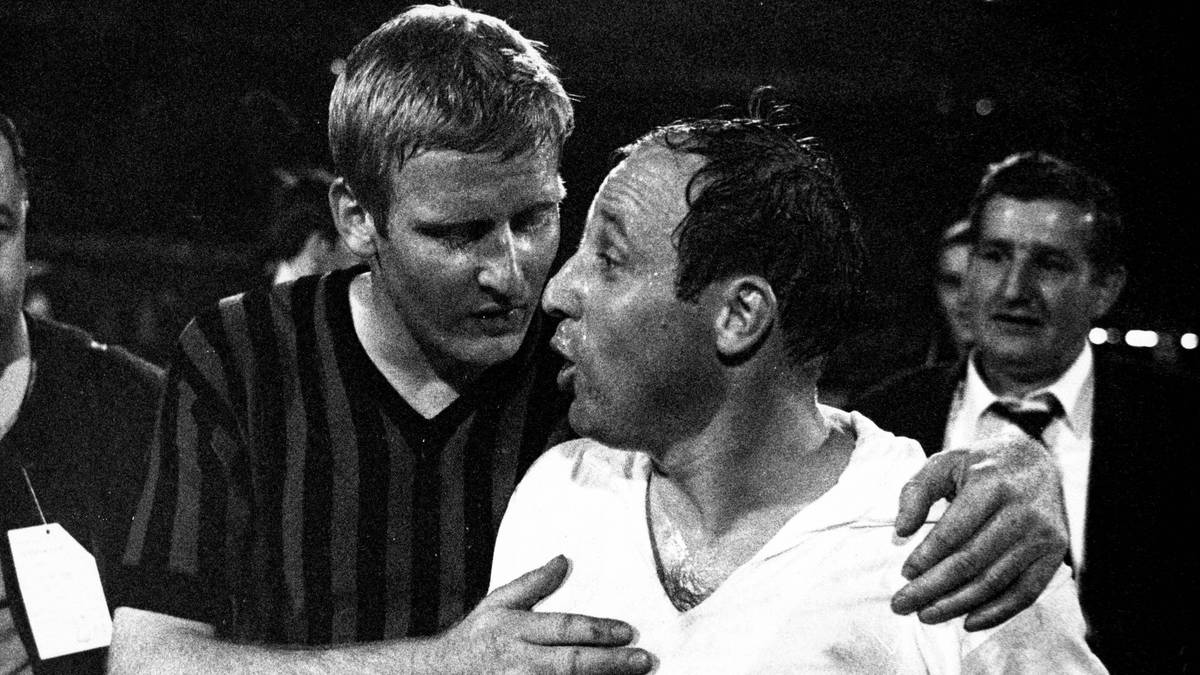 Die Wembley-Niederlage ist gerade verdaut, da zieht Seeler schon im nächsten internationalen Endspiel den Kürzeren. Mit seinen Hamburger Rothosen spielt sich "Uns Uwe" 1968 bis ins Finale des Europapokals der Pokalsieger vor und muss dann dem AC Mailand den Vortritt lassen