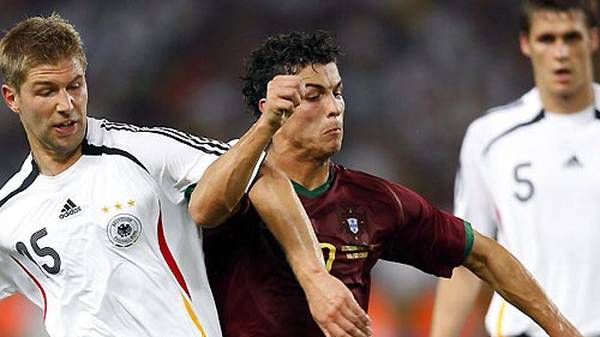 Noch während seiner Zeit in England wird Hitzlsperger (l.) zum deutschen Nationalspieler. 2004 feiert er sein Debüt in der A-Auswahl, bei der Heim-WM zwei Jahre später bestreitet er im Spiel um Platz drei gegen Portugal und dessen Star Cristiano Ronaldo allersings nur eine Partie