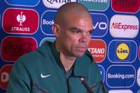 Portugal verlor die Viertelfinalpartie gegen Frankreich im Elfmeterschießen. Innenverteidiger Pepe will sich nach dem bitteren Ausscheiden nicht zu seiner Zukunft äußern.