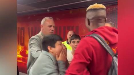 Nach einem Spiel von Galatasaray Istanbul kommt ein euphorischer jungen Fan zu Victor Osimhen. Sicherheitsmitarbeiter wollen ihn wegschicken - aber Osimhen interveniert rührend.