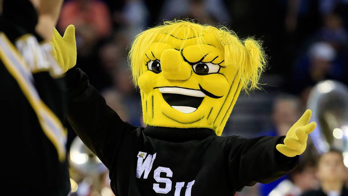 Auch im College-Basketball feiern verrückte Gestalten ihre Auftritte. Hier heizt das Maskottchen der Wichita State Shockers den Fans ein. "WuShock" sieht ein bisschen wie ein aus dem Gefängnis entlaufener Onkel von SpongeBob Schwammkopf aus. Wobei wir dem allseits beliebten Schwamm natürlich nicht zu nahe treten wollen