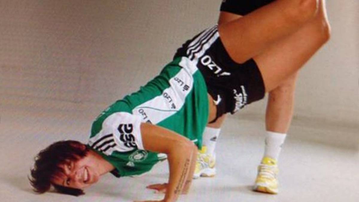 Auch nicht dabei ist Caroline Müller, 23, Rückraum Mitte, VfL Oldenburg, 3 Länderspiele: Machte 2008 eine Exkursion nach Dänemark in die Sportakademie von Viborg HK, um noch besser Handballspielen zu lernen. Blieb dann länger. Kam erst 2014 zurück nach Deutschland und wurde 2016 deutsche Nationalspielerin. Die Studentin hält ihren Kopf mit Lesen fit, ihren Körper mit Crossfit