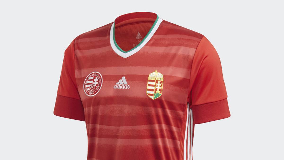 Die Ungarn spielen in Rot mit Querstreifen. 