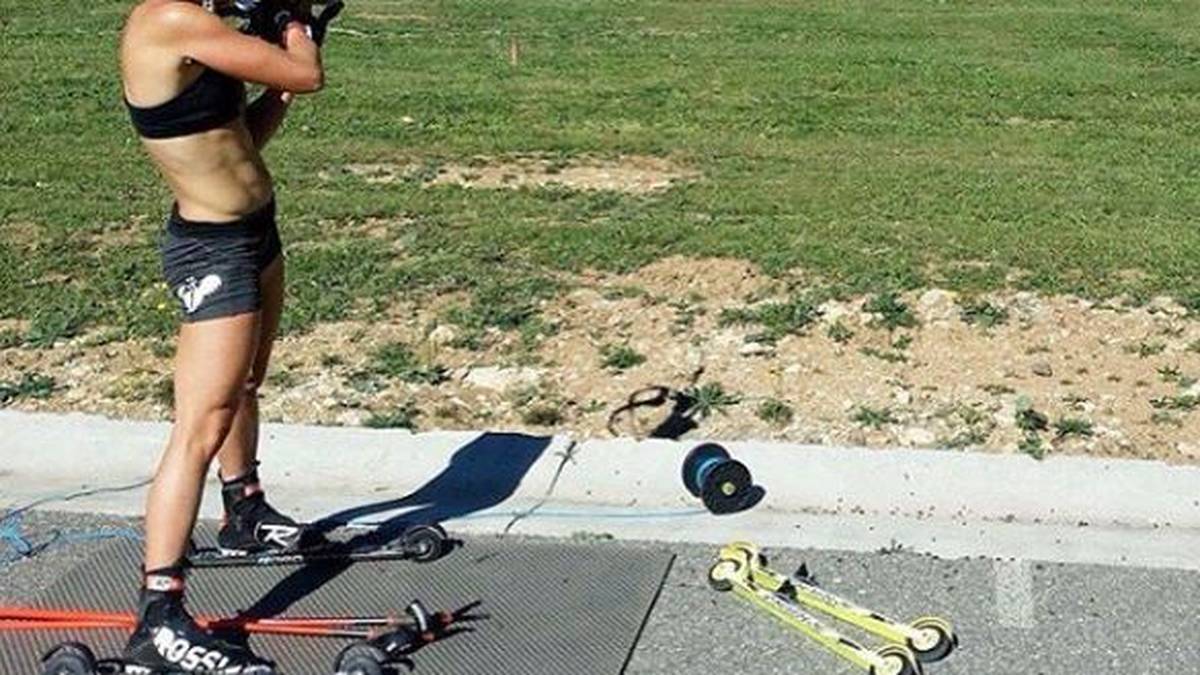 Auch eine schöne Seitenansicht kann entzücken. Die Französin Marie Dorin Habert zeigte beim Schießtraining ihre ausgeprägten Bauchmuskeln