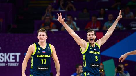 Die Mannschaft aus Slowenien ringt Titelverteidiger und Favorit Spanien nieder