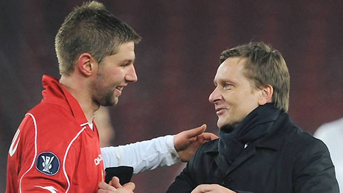 Schon 2005 wechselt er zum VfB Stuttgart, wo er zusammen mit dem damaligen Sportdirektor Horst Heldt (r.) seine erfolgreichste Zeit als Vereinsfußballer erlebt