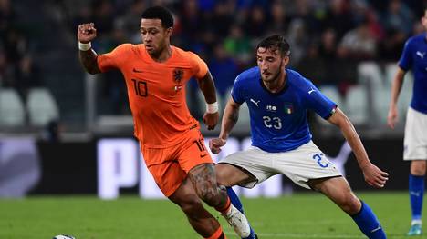 Die Niederlande (l.: Memphis Depay) und Italien (r.: Bryan Cristante) sind bei der WM 2018 nur Zuschauer