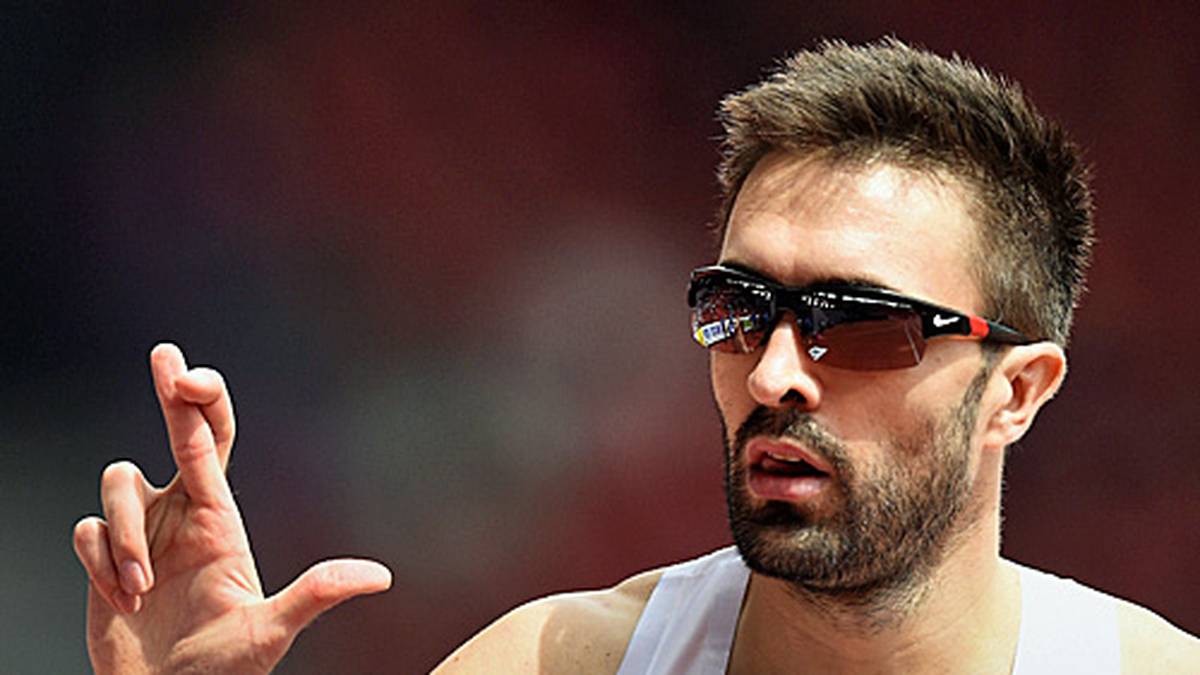 Martyn Rooney aus Großbritannien wünscht sich selbst viel Glück - oder seine Finger haben sich über 400 Meter verknotet