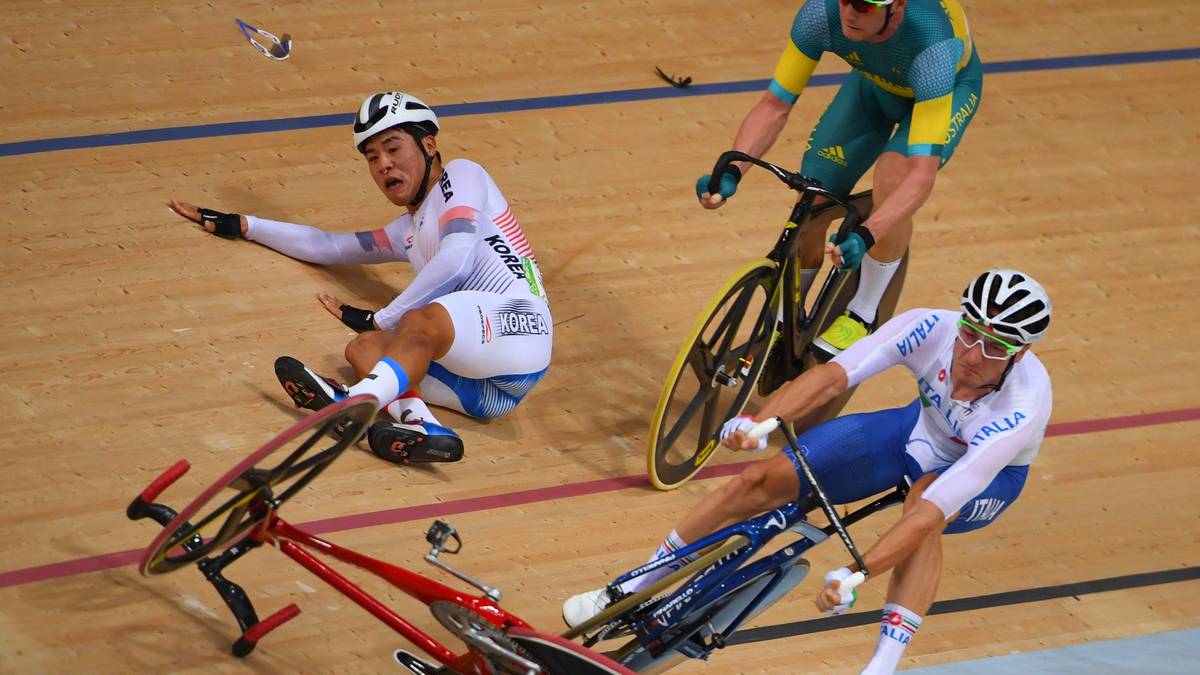Eine Schrecksekunde gibt es beim Punktefahren im Omnium der Bahnradfahrer: Der Südkoreaner Sanghoon Park (l.) und der Italiener Elia Viviani kommen sich in die Quere...