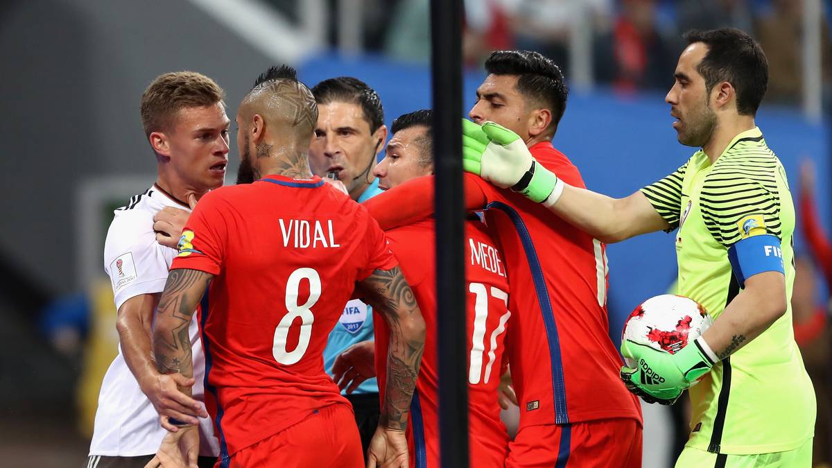 Das Spiel wird hektischer. Im Strafraum der Chilenen gehen die Südamerikaner Joshua Kimmich an die Gurgel. Dabei geraten die Bayern-Stars Kimmich und Vidal aneinander. Am Ende sehen beide die gelbe Karte