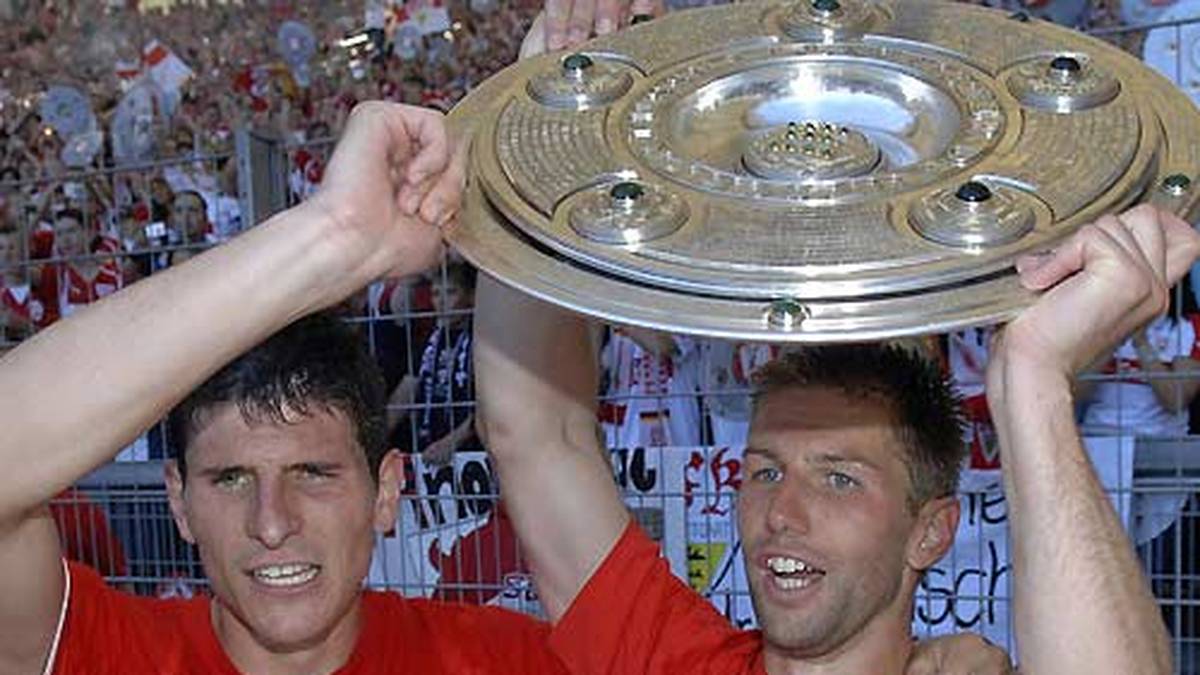 2007 gewinnt Hitzlsperger mit den Stuttgartern völlig überraschend den deutschen Meistertitel unter Trainer Armin Veh. Zusammen mit Mario Gomez (l.) stemmt er stolz die Meisterschale