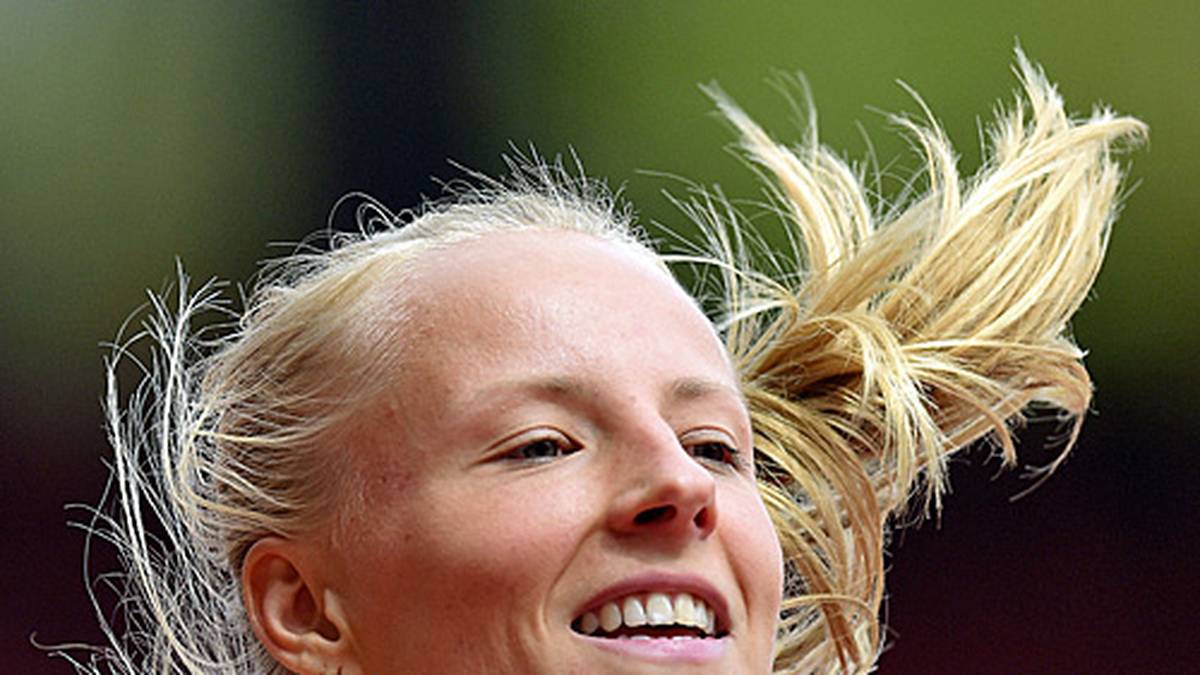 Die niederländische Hürdensprinterin Sharona Bakker schüttelt ihr Haar