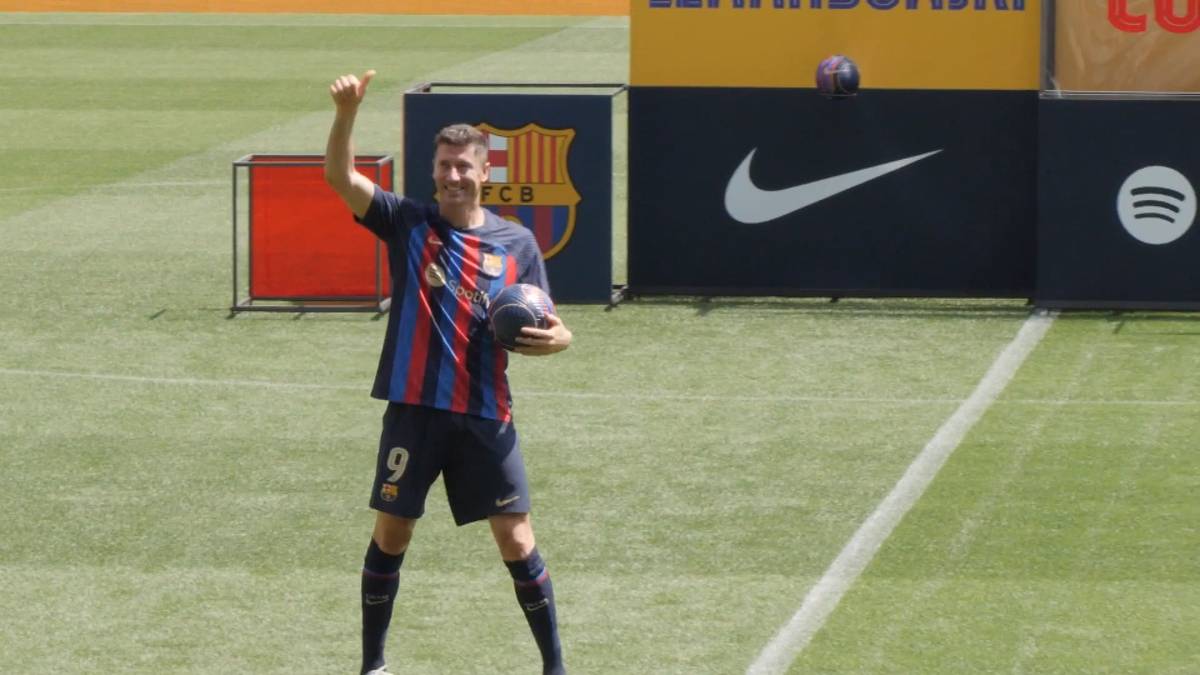 Robert Lewandowski wurde heute den Fans des FC Barcelona vorgestellt. Hier zeigt er was er drauf hat. 