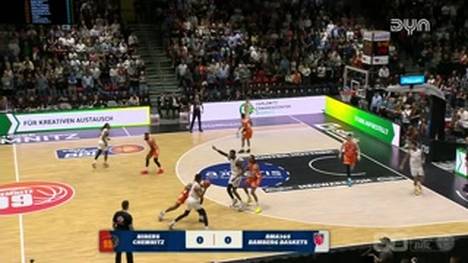 Die BBL-Highlights der Basketball-Partie NINERS Chemnitz - BMA365 Bamberg Baskets im Video.