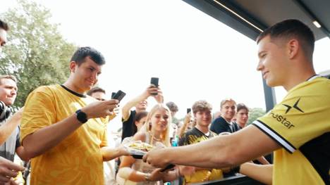 Konstantinos Karetsas hat kurz nach seiner offiziellen Vorstellung beim BVB direkt für viele glückliche Fans gesorgt – und für volle Mägen obendrein.