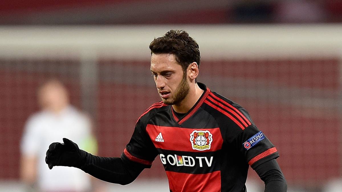 HAKAN CALHANOGLU: Spielt gefühlt immer nur dann gut, wenn er Freistöße schießen darf. Das Problem: Die Leverkusener Offensive kam nicht einmal ansatzweise dazu, sich in der Nähe des gegnerischen Tores foulen zu lassen. Womit auch schon alles über das Dazutun des Türken gesagt wäre - SPORT1-Note: 5
