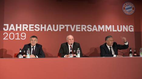 Im vergangenen Jahr verkündete Uli Hoeneß (M.) als Präsident des FC Bayern seinen Rückzug