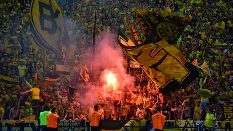 Fans von Borussia Dortmund zünden Bengalos während des DFB-Pokal-Finales 