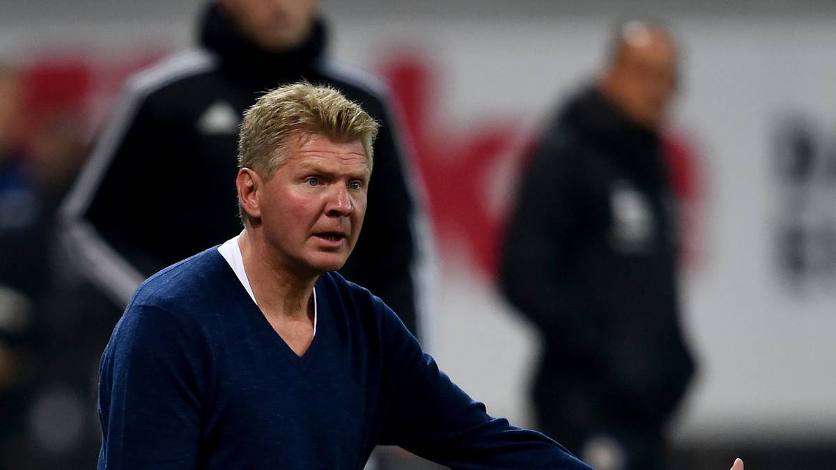 Immer aktiv an der Seitenlinie: Effenberg nimmt nur selten auf der Trainerbank Platz. Er lamentiert, es gestikuliert und er treibt seine Mannschaft an - mit Erfolg