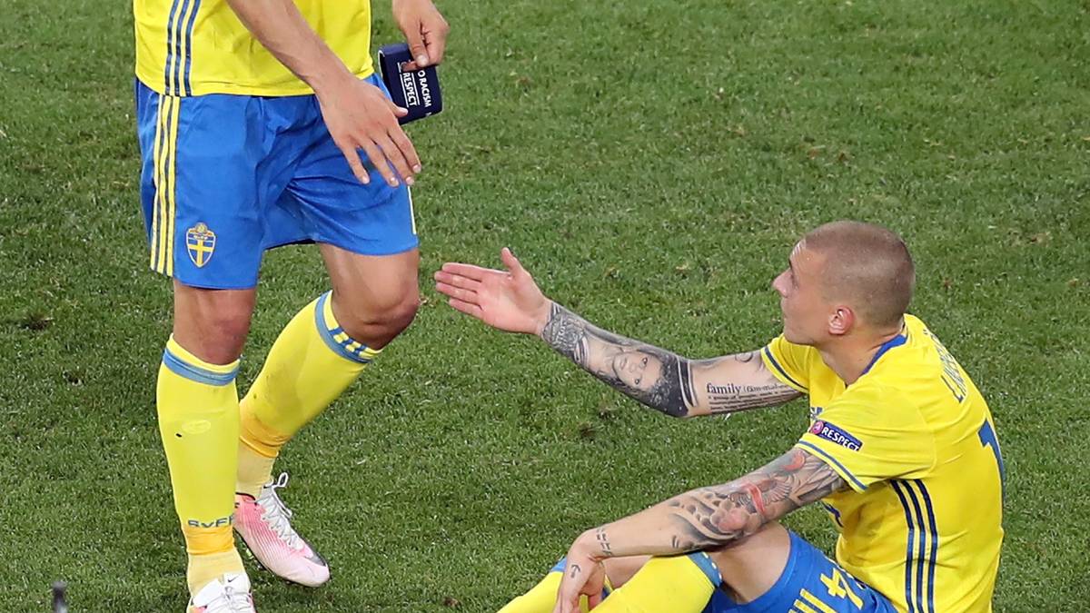 Eine Legende sagt Adieu - die Zeit von Ibrahimovic in der Nationalmannschaft ist nach dem verpassten Einzug ins Achtelfinale vorzeitig zu Ende. Auf dem Platz verabschiedet sich der Schwede schon einmal von Teamkollege Victor Lindelof