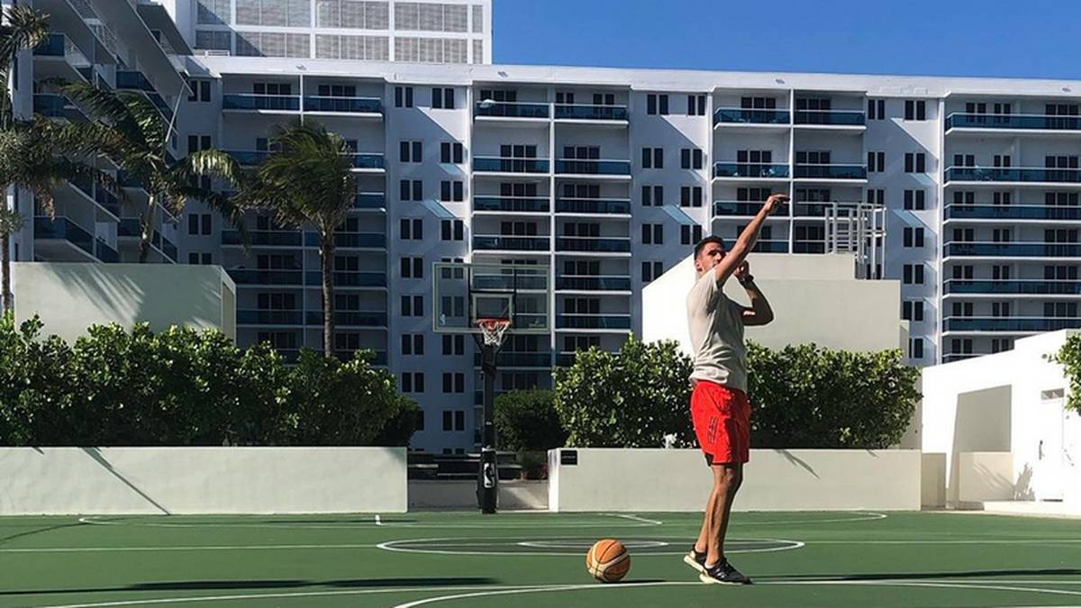 So ganz kann Sami Khedira auch im Urlaub nicht von den Bällen lassen. Aber auch beim Basketball macht er eine gute Figur